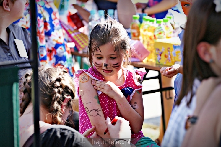 Majówka rodzinna na terenach Szkoły Podstawowej nr 11 w Mielcu