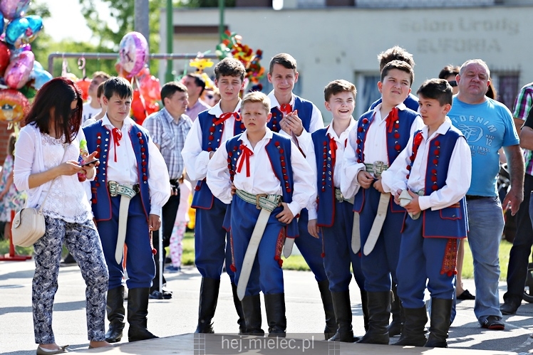 Majówka rodzinna na terenach Szkoły Podstawowej nr 11 w Mielcu