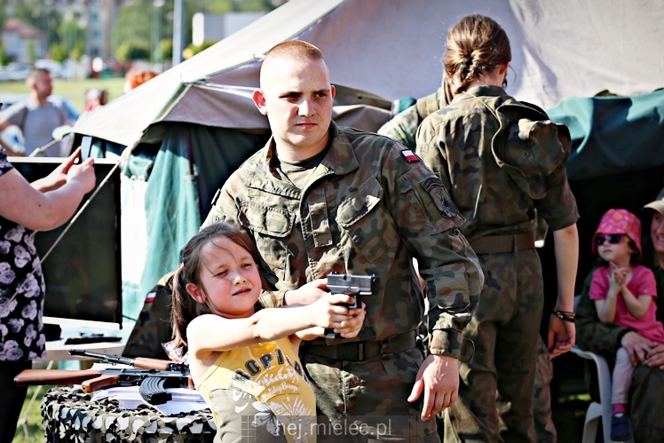 Majówka rodzinna na terenach Szkoły Podstawowej nr 11 w Mielcu