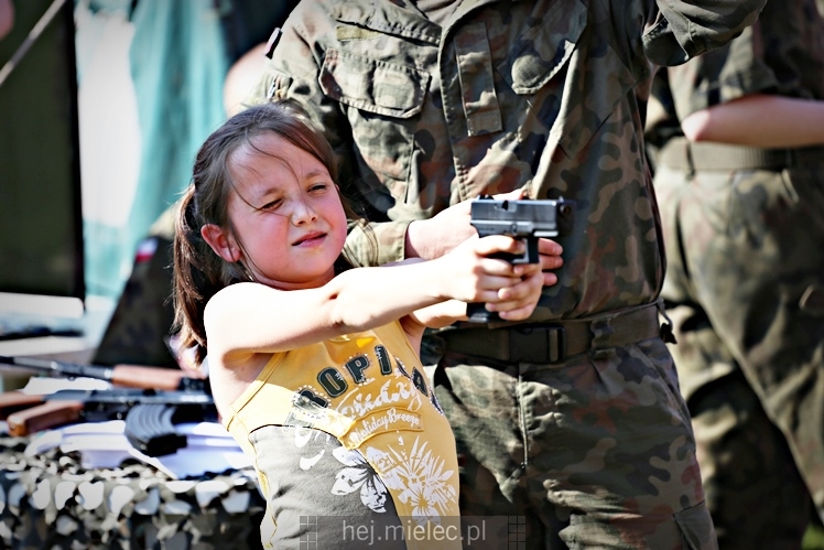 Majówka rodzinna na terenach Szkoły Podstawowej nr 11 w Mielcu