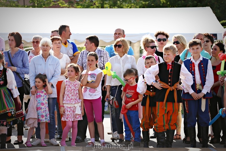 Majówka rodzinna na terenach Szkoły Podstawowej nr 11 w Mielcu