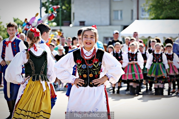 Majówka rodzinna na terenach Szkoły Podstawowej nr 11 w Mielcu