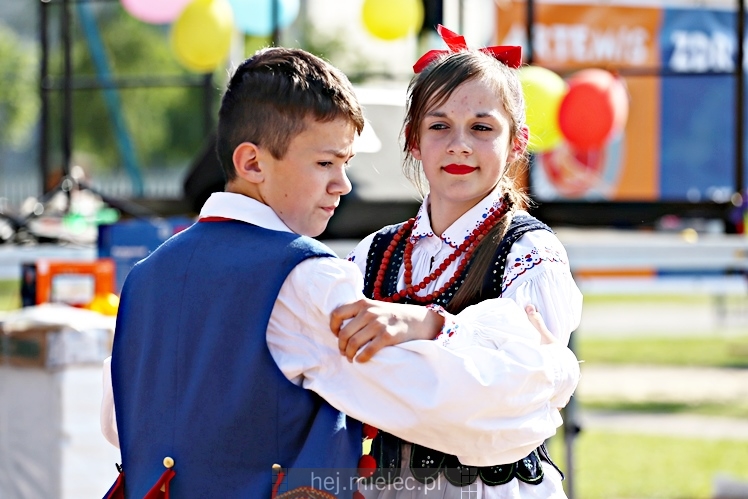 Majówka rodzinna na terenach Szkoły Podstawowej nr 11 w Mielcu