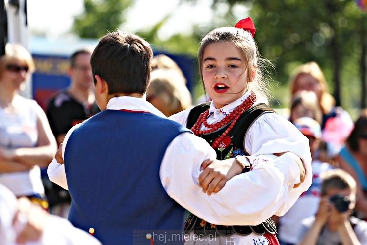 Majówka rodzinna na terenach Szkoły Podstawowej nr 11 w Mielcu
