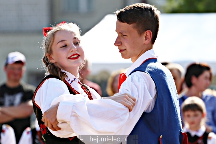 Majówka rodzinna na terenach Szkoły Podstawowej nr 11 w Mielcu