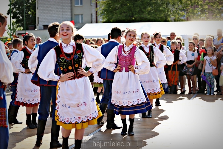 Majówka rodzinna na terenach Szkoły Podstawowej nr 11 w Mielcu