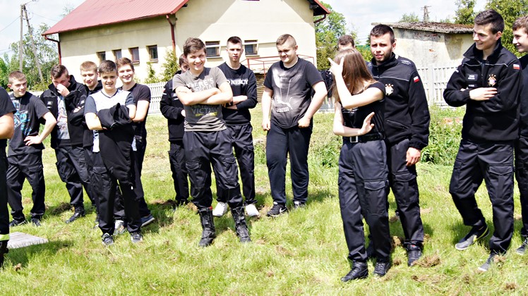 Ćwiczenia bojowe w klasie strażackiej w Zespole Szkół Budowlanych w Mielcu