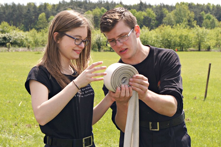 Ćwiczenia bojowe w klasie strażackiej w Zespole Szkół Budowlanych w Mielcu