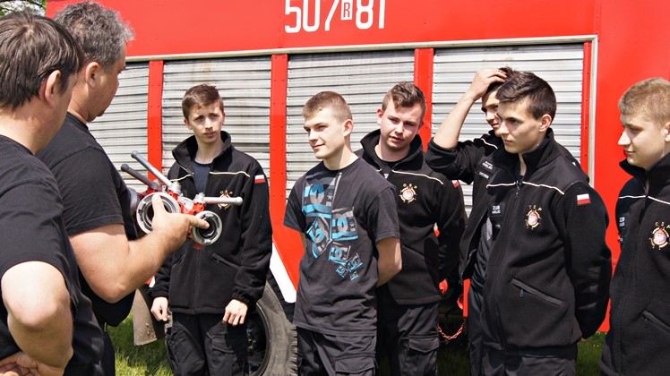 Ćwiczenia bojowe w klasie strażackiej w Zespole Szkół Budowlanych w Mielcu