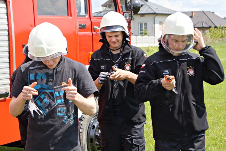 Ćwiczenia bojowe w klasie strażackiej w Zespole Szkół Budowlanych w Mielcu