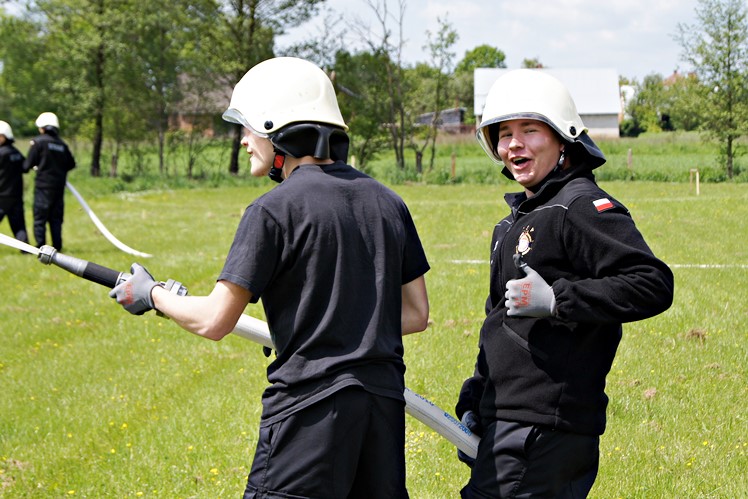 Ćwiczenia bojowe w klasie strażackiej w Zespole Szkół Budowlanych w Mielcu
