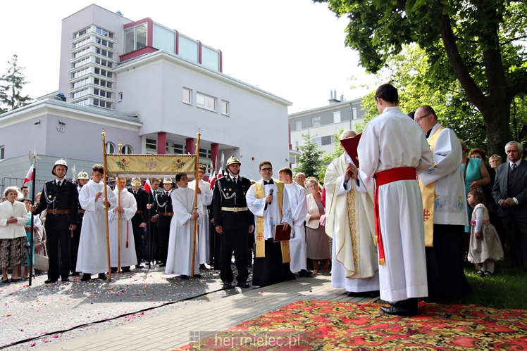 Boże Ciało: procesja parafii Matki Bożej Nieustającej Pomocy