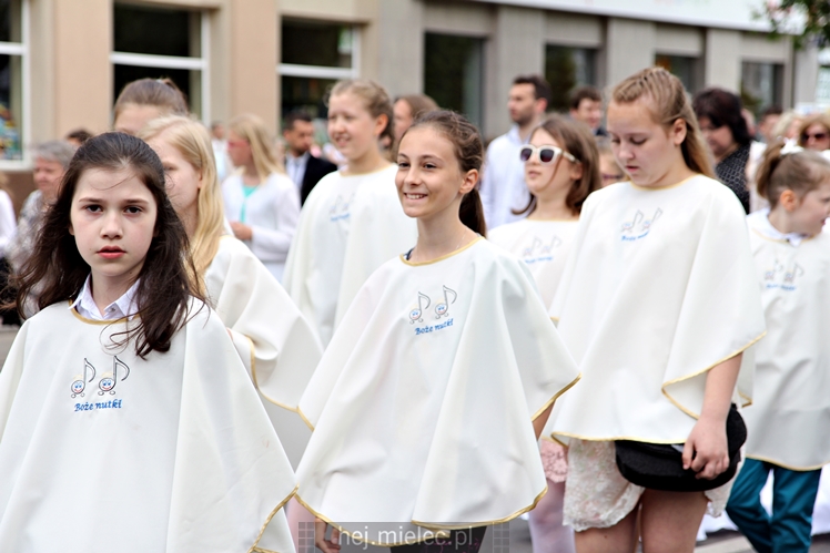 Boże Ciało: procesja parafii Matki Bożej Nieustającej Pomocy