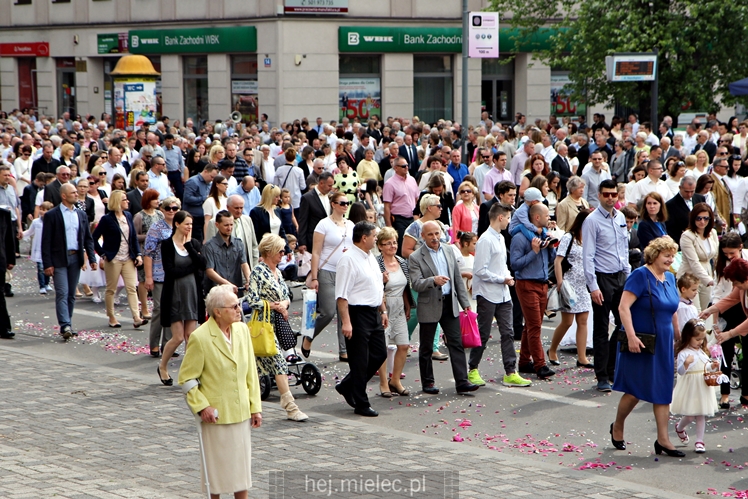 Boże Ciało: procesja parafii Matki Bożej Nieustającej Pomocy
