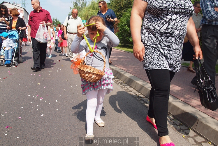 Boże Ciało: procesje w parafach pw. Ducha Świętego oraz Św. Mateusza w Mielcu