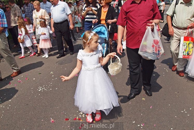 Boże Ciało: procesje w parafach pw. Ducha Świętego oraz Św. Mateusza w Mielcu