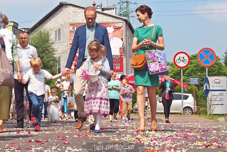 Boże Ciało: procesje w parafach pw. Ducha Świętego oraz Św. Mateusza w Mielcu