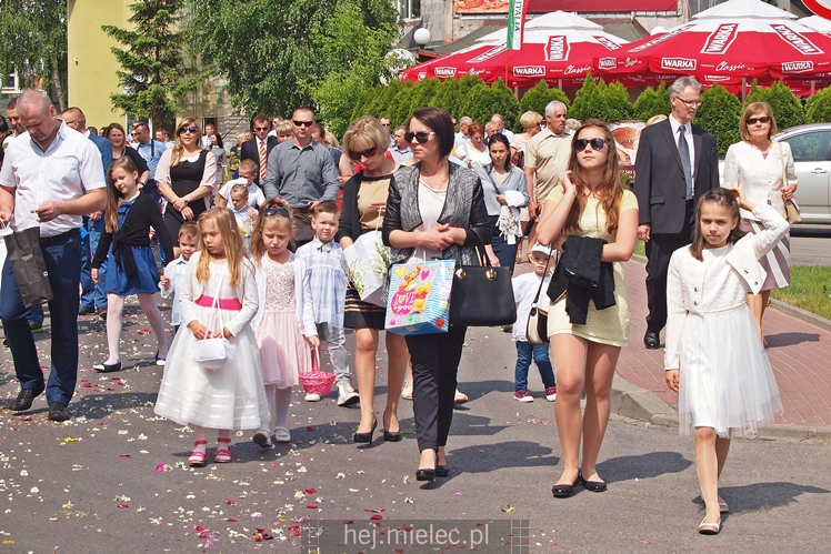 Boże Ciało: procesje w parafach pw. Ducha Świętego oraz Św. Mateusza w Mielcu