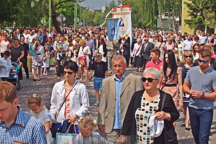 Boże Ciało: procesje w parafach pw. Ducha Świętego oraz Św. Mateusza w Mielcu