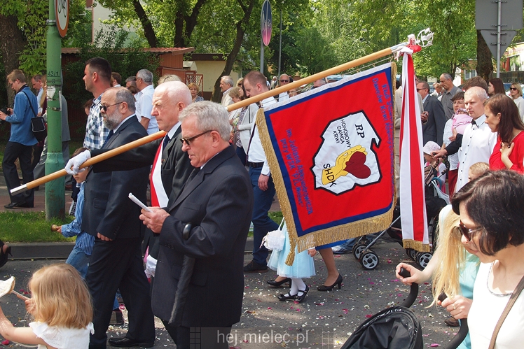 Boże Ciało: procesje w parafach pw. Ducha Świętego oraz Św. Mateusza w Mielcu
