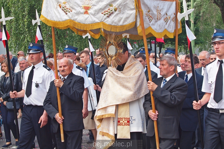 Boże Ciało: procesje w parafach pw. Ducha Świętego oraz Św. Mateusza w Mielcu