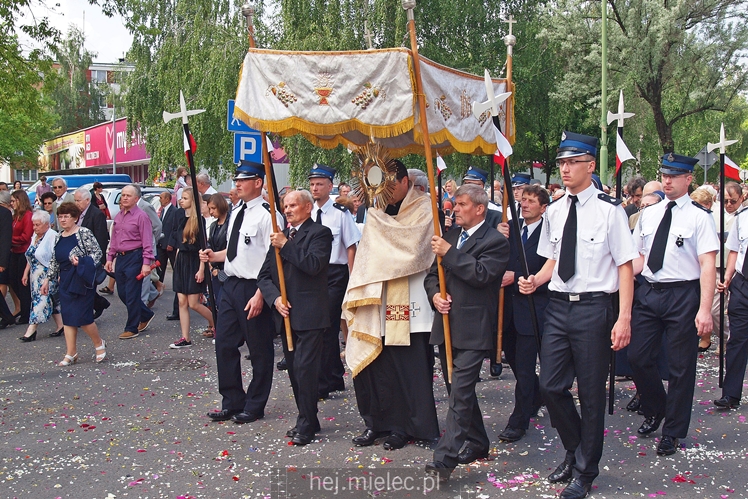 Boże Ciało: procesje w parafach pw. Ducha Świętego oraz Św. Mateusza w Mielcu