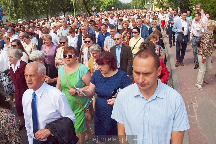 Boże Ciało: procesje w parafach pw. Ducha Świętego oraz Św. Mateusza w Mielcu