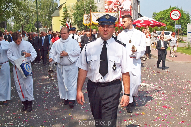 Boże Ciało: procesje w parafach pw. Ducha Świętego oraz Św. Mateusza w Mielcu