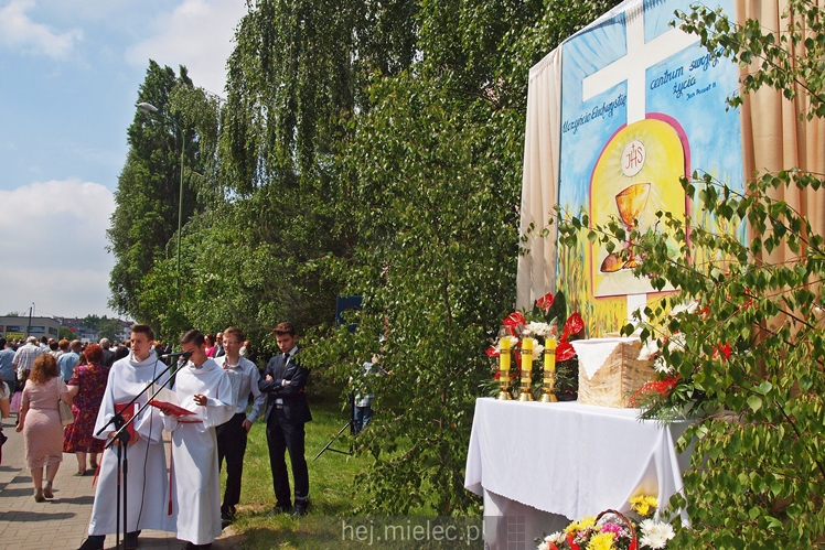 Boże Ciało: procesje w parafach pw. Ducha Świętego oraz Św. Mateusza w Mielcu