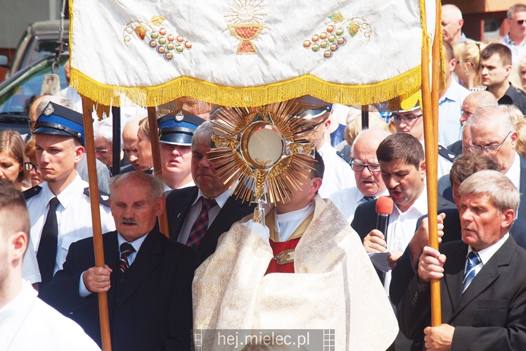 Boże Ciało: procesje w parafach pw. Ducha Świętego oraz Św. Mateusza w Mielcu