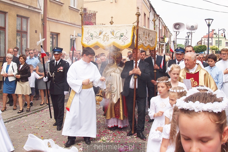 Boże Ciało: procesje w parafach pw. Ducha Świętego oraz Św. Mateusza w Mielcu