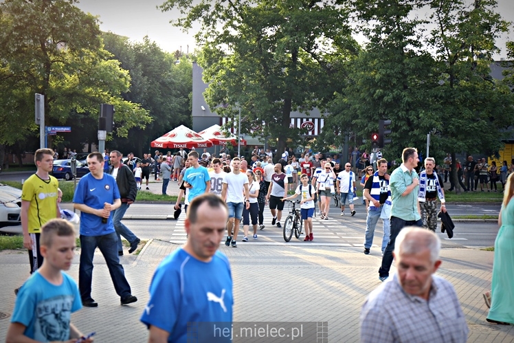 FETA PO AWANSIE! Tysiące kibiców świętowało awans na ulicach miasta - CZĘŚĆ I