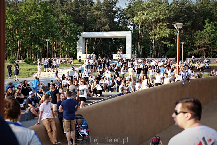 FETA PO AWANSIE! Tysiące kibiców świętowało awans na ulicach miasta - CZĘŚĆ I