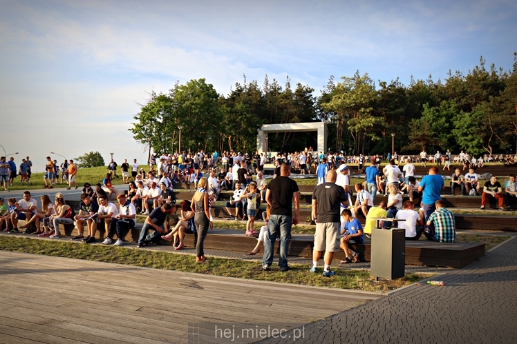 FETA PO AWANSIE! Tysiące kibiców świętowało awans na ulicach miasta - CZĘŚĆ I