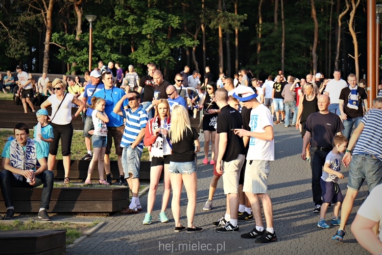 FETA PO AWANSIE! Tysiące kibiców świętowało awans na ulicach miasta - CZĘŚĆ I