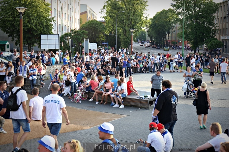FETA PO AWANSIE! Tysiące kibiców świętowało awans na ulicach miasta - CZĘŚĆ I