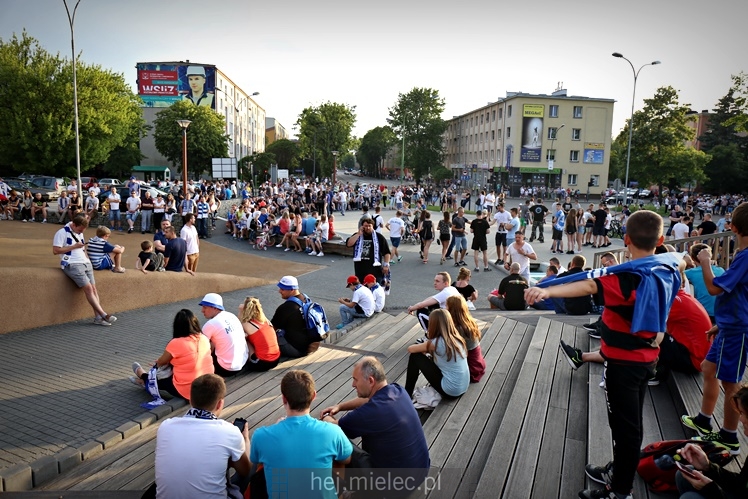 FETA PO AWANSIE! Tysiące kibiców świętowało awans na ulicach miasta - CZĘŚĆ I