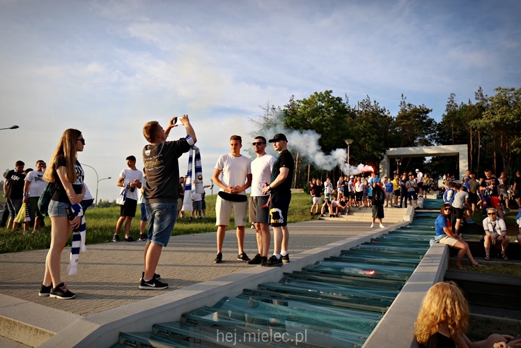 FETA PO AWANSIE! Tysiące kibiców świętowało awans na ulicach miasta - CZĘŚĆ I
