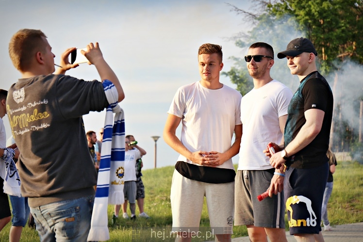 FETA PO AWANSIE! Tysiące kibiców świętowało awans na ulicach miasta - CZĘŚĆ I