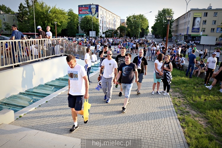 FETA PO AWANSIE! Tysiące kibiców świętowało awans na ulicach miasta - CZĘŚĆ I