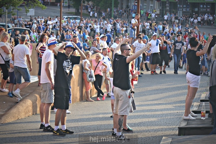 FETA PO AWANSIE! Tysiące kibiców świętowało awans na ulicach miasta - CZĘŚĆ I