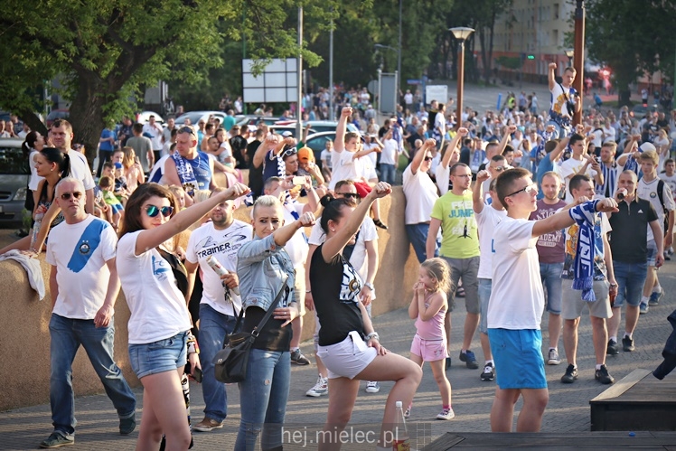 FETA PO AWANSIE! Tysiące kibiców świętowało awans na ulicach miasta - CZĘŚĆ I