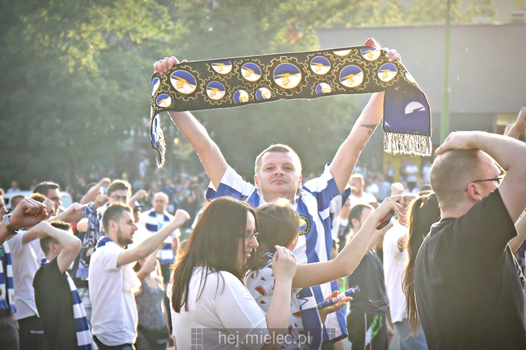 FETA PO AWANSIE! Tysiące kibiców świętowało awans na ulicach miasta - CZĘŚĆ I