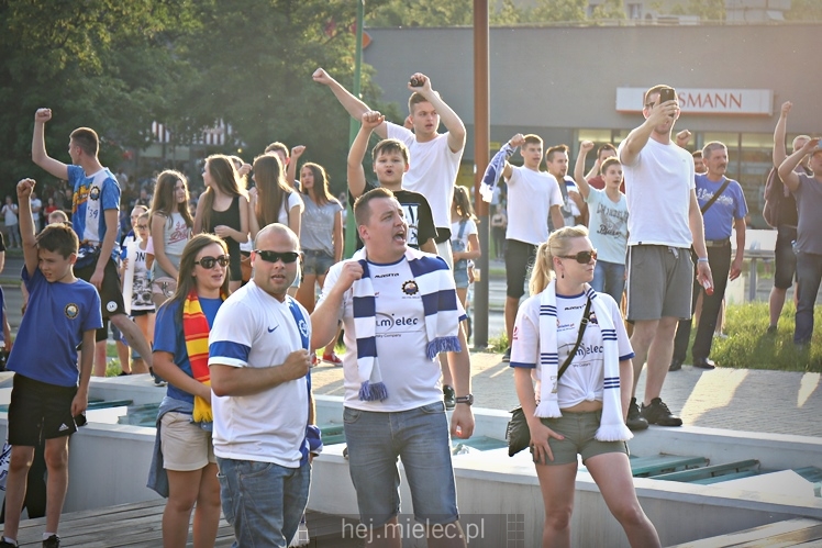 FETA PO AWANSIE! Tysiące kibiców świętowało awans na ulicach miasta - CZĘŚĆ I