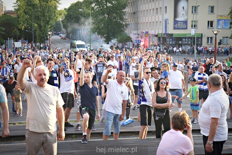 FETA PO AWANSIE! Tysiące kibiców świętowało awans na ulicach miasta - CZĘŚĆ I