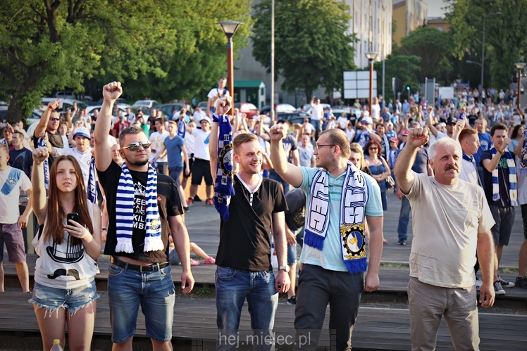 FETA PO AWANSIE! Tysiące kibiców świętowało awans na ulicach miasta - CZĘŚĆ I