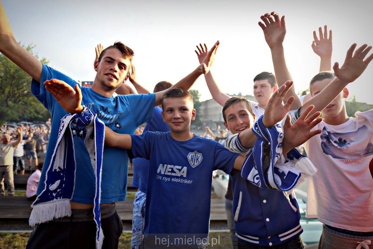 FETA PO AWANSIE! Tysiące kibiców świętowało awans na ulicach miasta - CZĘŚĆ I