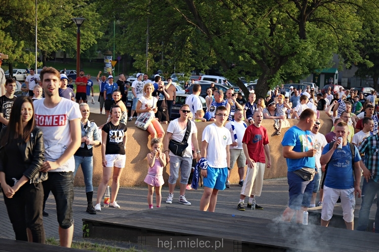 FETA PO AWANSIE! Tysiące kibiców świętowało awans na ulicach miasta - CZĘŚĆ I