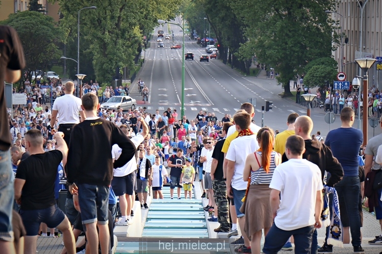 FETA PO AWANSIE! Tysiące kibiców świętowało awans na ulicach miasta - CZĘŚĆ I