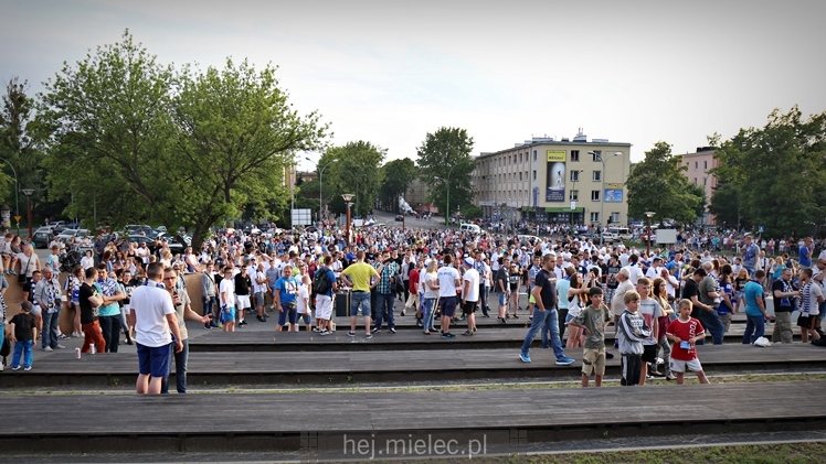 FETA PO AWANSIE! Tysiące kibiców świętowało awans na ulicach miasta - CZĘŚĆ I